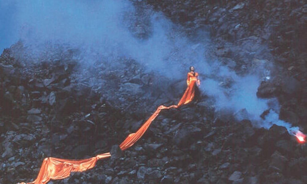 Το πιο γνωστό τραγούδι για ηφαίστειο – Το video clip γυρίστηκε στη Σαντορίνη και το φόρεμα έπιασε φωτιά