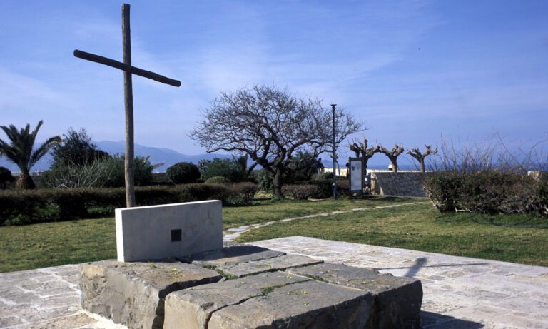 Απαγορεύτηκε να ταφεί σε νεκροταφείο και έτσι ο τάφος του βρίσκεται στα Ενετικά τείχη του Ηρακλείου της Κρήτης