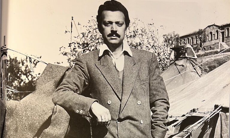 Τα ποιήματά του γίνονται ακόμα viral ενώ γεννήθηκε πριν 100 χρόνια – Ακούστε τον να απαγγέλλει ένα από τα πιο γνωστά του έργα