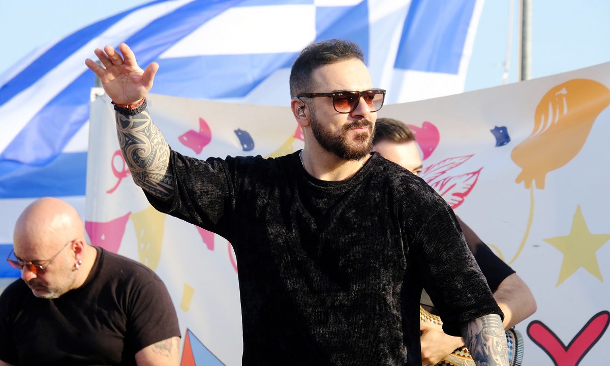 Έχετε ακούσει τον Τριαντάφυλλο να τραγουδάει Καζαντζίδη;