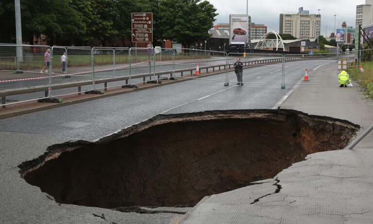 Κινδυνεύει η Αθήνα και η Θεσσαλονίκη απο τις μεγάλες τρύπες στους δρόμους που καταπίνουν αυτοκίνητα;