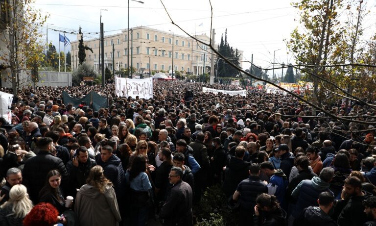 Δυο χρόνια Τέμπη: Επέστρεψαν στο Σύνταγμα οι διαδηλωτές