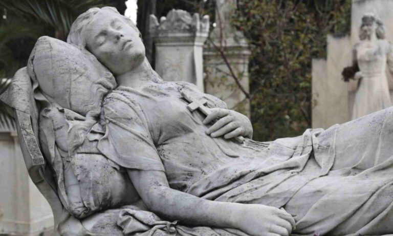 Γιατί το Πρώτο Νεκροταφείο Αθηνών έχει τόσα γλυπτά; Ο όρος με τις 100,000 δραχμές