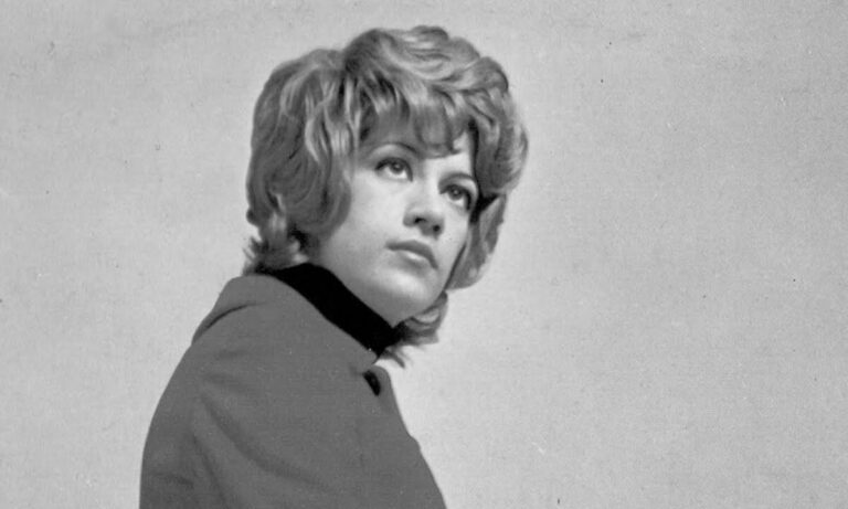 Στα 11 της είχε πει: Θέλω να γίνω τραγουδίστρια, να βλέπω το όνομά μου στις φωτεινές επιγραφές. Το κατάφερε