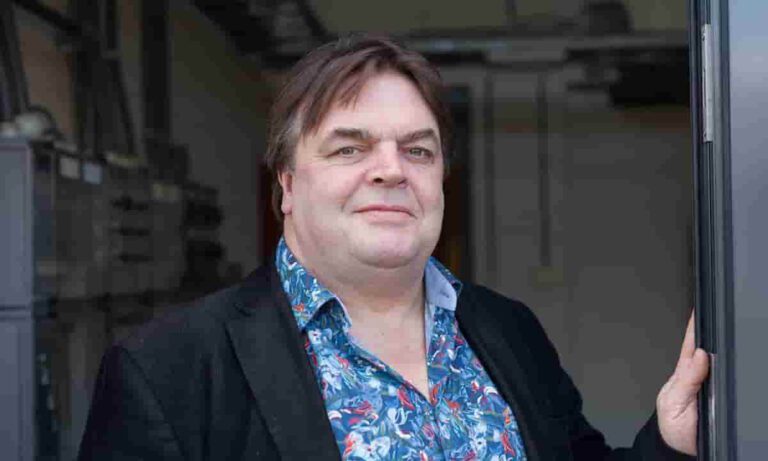 Μάλλον έχεις και εσύ στο σπίτι σου την εφεύρεσή του. Πέθανε πριν προλάβει να δει την τεράστια επιτυχία της