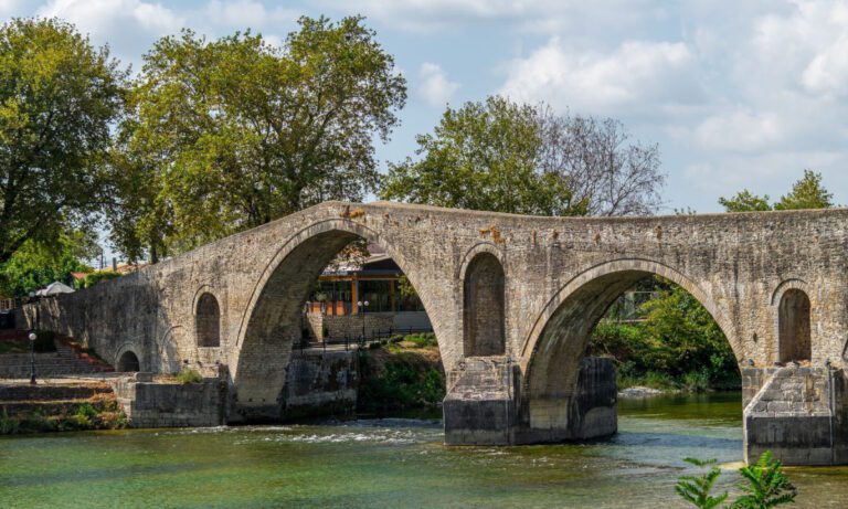 Η ανατριχιαστική περιγραφή από το Γεφύρι της Άρτας με τα ανθρώπινα κεφάλια και τα άψυχα κορμιά