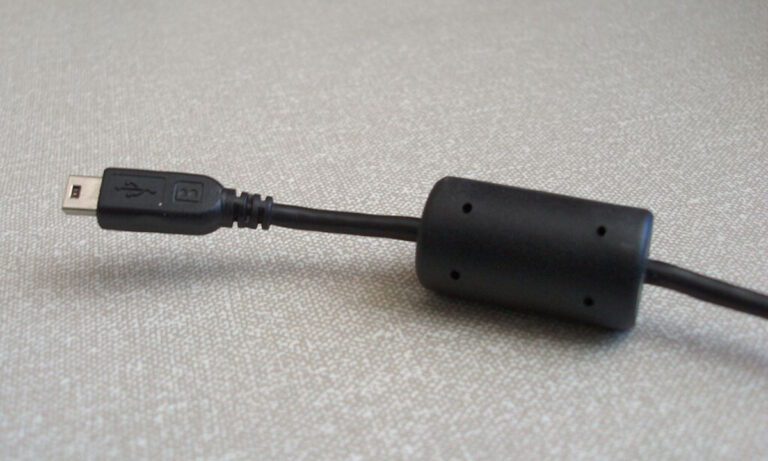 Που χρησιμεύει αυτός ο μαύρος κύλινδρος στα καλώδιά σου;