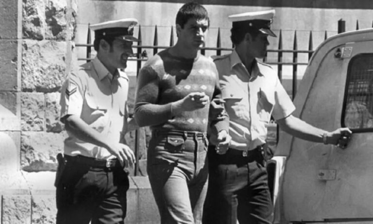 Πήγε η μαμά του με τη ρόμπα της και τέλειωσε την ομηρία με ένα χαστούκι