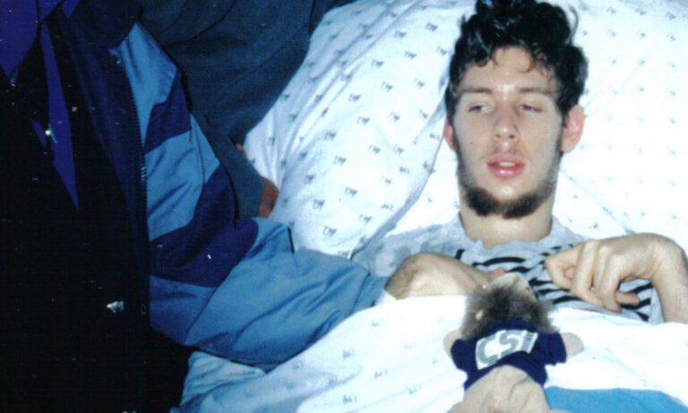 Νόμιζαν ότι ήταν φυτό 10 χρόνια, εκείνος όμως άκουγε τα πάντα και τα έγραψε μετά σε βιβλίο