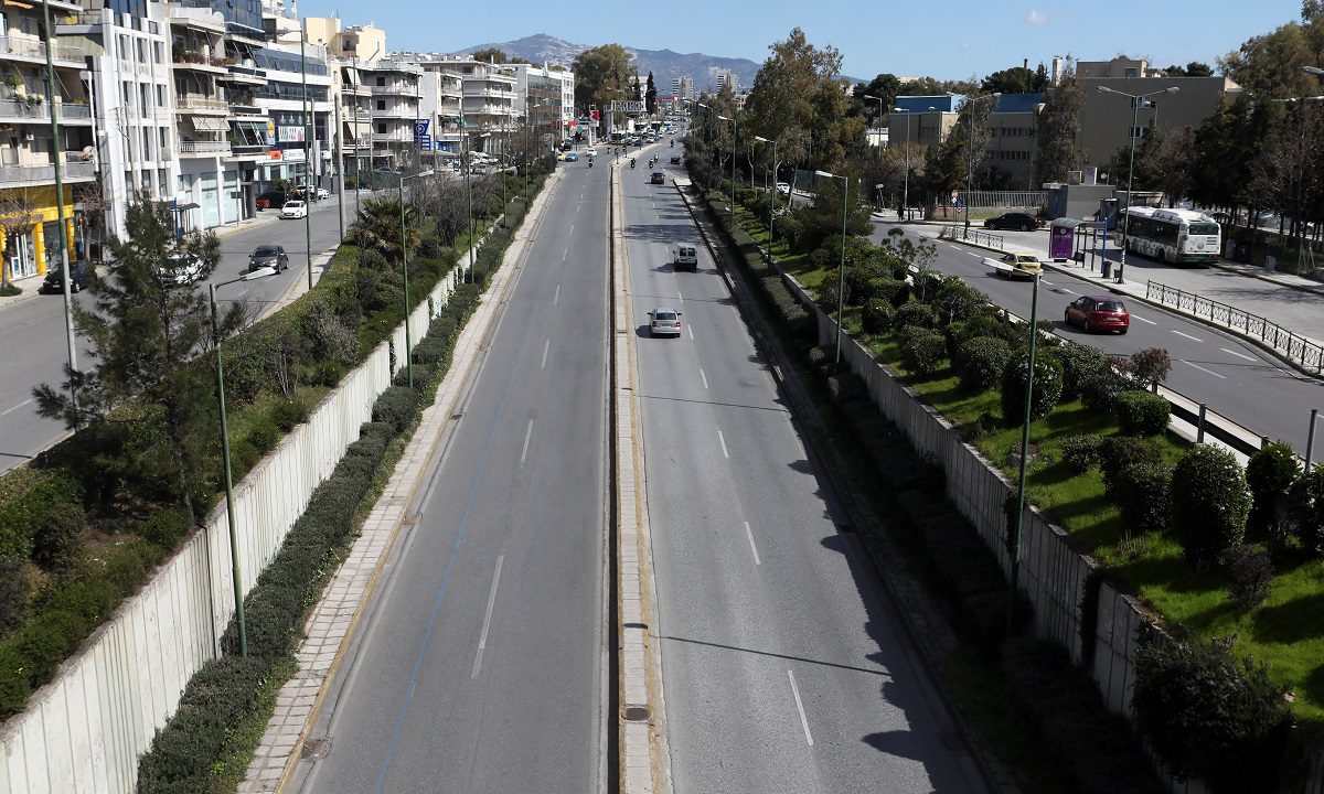 Η Λεωφόρος Μεσογείων όταν ήταν χωματόδρομος και κυκλοφορούσαν άλογα μπροστά από τη Σχολή Χωροφυλακής το 1915