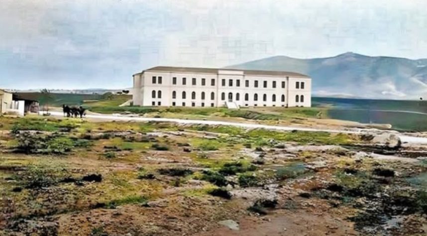 Η Λεωφόρος Μεσογείων όταν ήταν χωματόδρομος και κυκλοφορούσαν άλογα μπροστά από τη Σχολή Χωροφυλακής το 1915