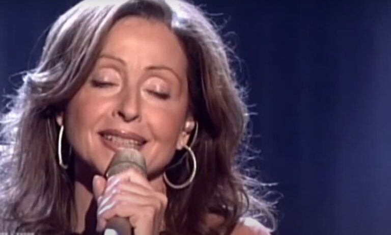 Έχει πουλήσει πάνω από 100 εκατομμύρια δίσκους, έχει κερδίσει ήδη μια φορά στη Eurovision. Προσπάθησε να ξαναπάει, όχι με την Ελλάδα, αλλά δεν τα κατάφερε