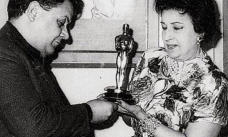 Φωτογραφήθηκε με το Όσκαρ της Κατίνας Παξινού γιατί το δικό του χάθηκε με το ταχυδρομείο όταν του το έστειλαν στην Ελλάδα