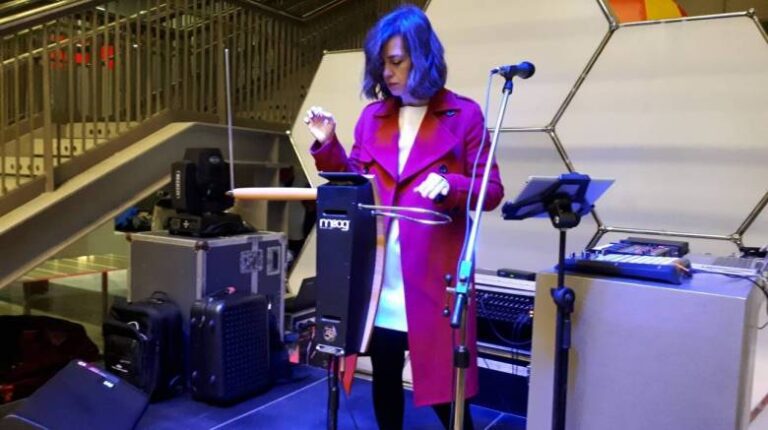 Το μουσικό όργανο που παίζεται χωρίς… Άγγιγμα!