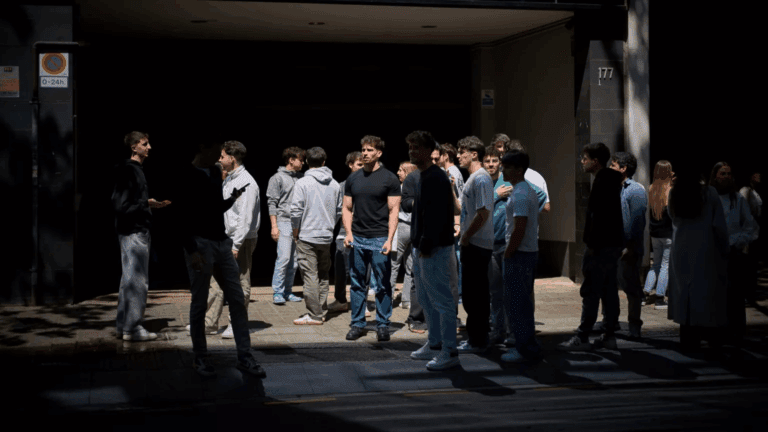 Κοινωνία: Το μπλακ άουτ στην Ισπανία έδειξε γιατί δεν πρέπει ποτέ να λείψουν τα μετρητά από την αγορά – Οι κάρτες έγιναν άχρηστες από τη μια στιγμή στην άλλη