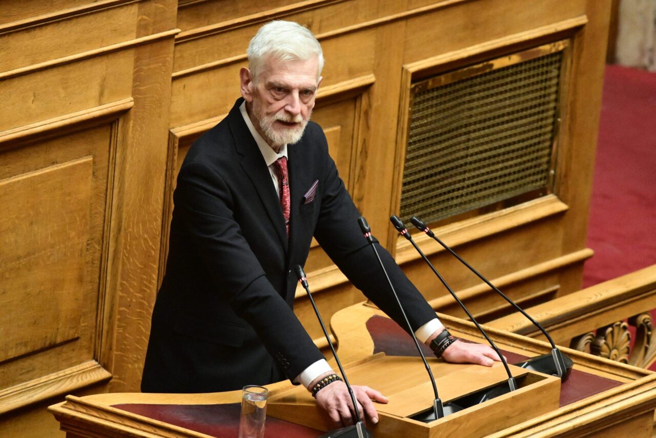 Συστημένες «σπόντες» για τον Άκη Σκέρτσο, ο οποίος αποκαλούσε «ευαγγέλιο» το - κουρελιασμένο πλέον - πόρισμα του ΕΟΔΑΣΑΑΜ.