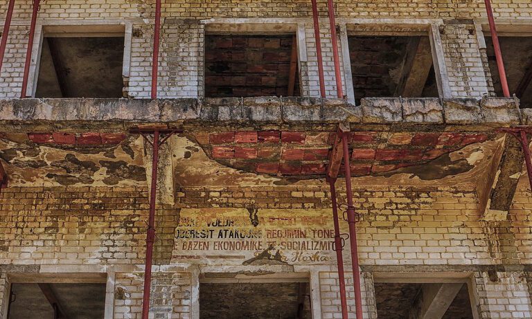 Οι Αλβανικές φυλακές με ορυχείο που βασάνιζαν και εξαντλούσαν τους κρατούμενους με ελάχιστο νερόβραστο φαγητό