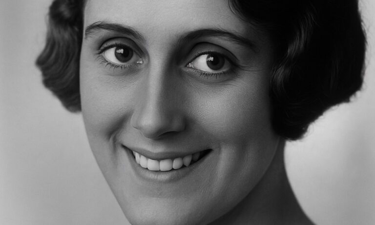 Τον παντρεύτηκε κρυφά ενώ ήταν βασιλιάς. Πέθανε από δάγκωμα μαϊμούς και έμεινε χήρα, έγκυος και χωρίς τίτλο