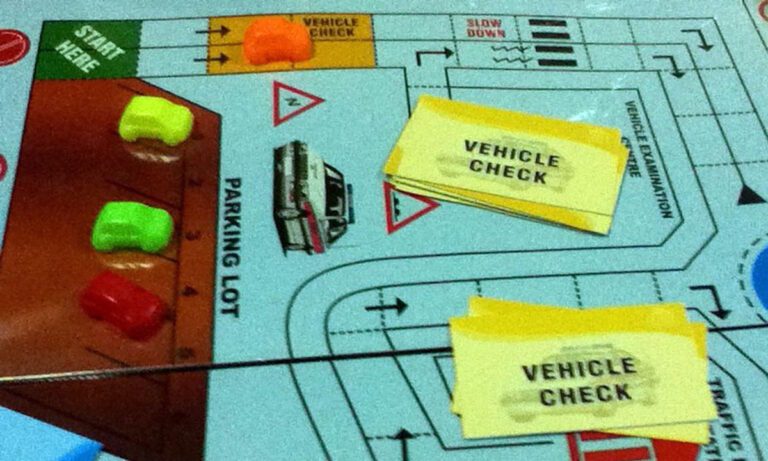 Έβαλαν υποχρεωτικά τους πολίτες να παίζουν επιτραπέζιο πριν πάρουν δίπλωμα οδήγησης