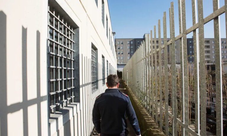 Με 50 ευρώ μπορείς να φας στη φυλακή και να σε σερβίρουν κρατούμενοι