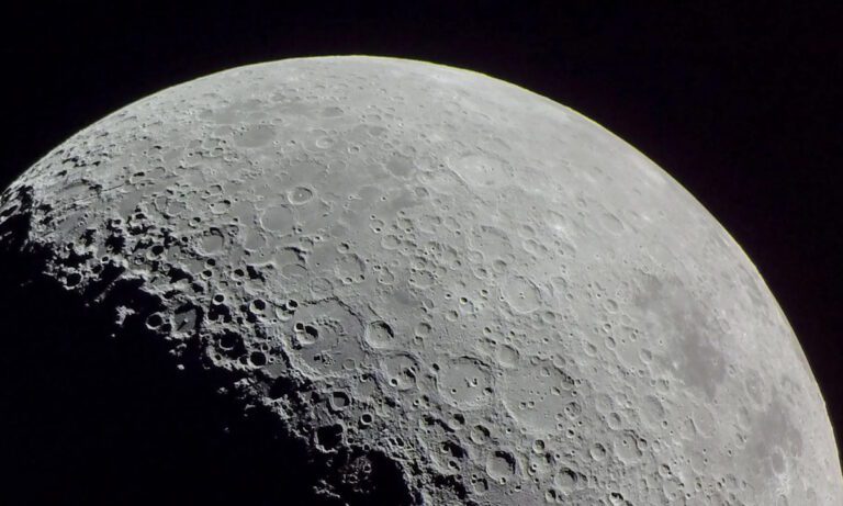 Η Σελήνη δεν είναι γκρι , εσύ την βλέπεις έτσι