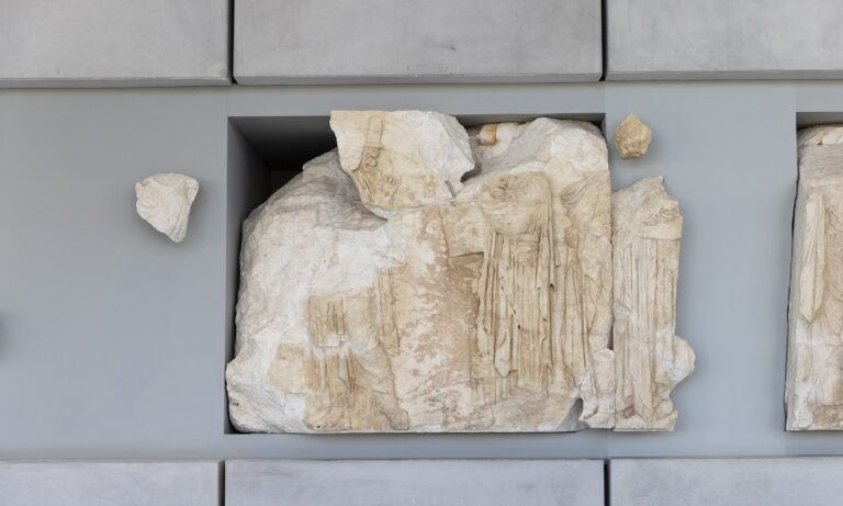 Το πιο ακριβό γλυπτό στον κόσμο είναι ένας άνθρωπος που δείχνει και κοστίζει πολύ πάνω από 100 εκατομμύρια δολάρια