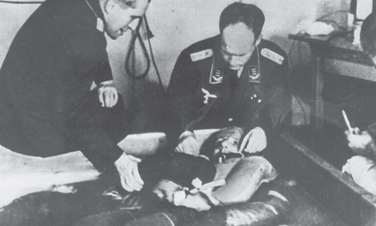 Τους πέταγαν γυμνούς στο χιόνι για να δουν πότε πεθαίνουν. Τα πειράματα υποθερμίας στο Νταχάου