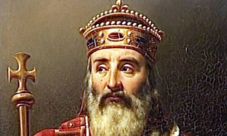 Τον έθαψαν καθιστό στον θρόνο του και τον βρήκαν έτσι σχεδόν δύο αιώνες μετά