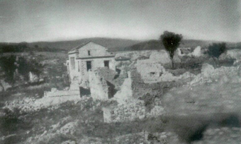 Στις 9 το πρωί άναψε φωτοβολίδα και άρχισαν να εκτελούν όλους τους άντρες από 16 έως 60 χρονών. Η πρώτη μαζική εκτέλεση αμάχων στην Ελλάδα