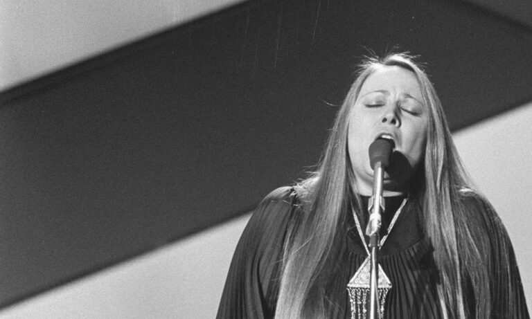 Την έστειλε ο Χατζιδάκις να τραγουδήσει για την Κύπρο στην Ευρώπη. Το τραγούδι της απαγορεύτηκε από την τουρκική τηλεόραση