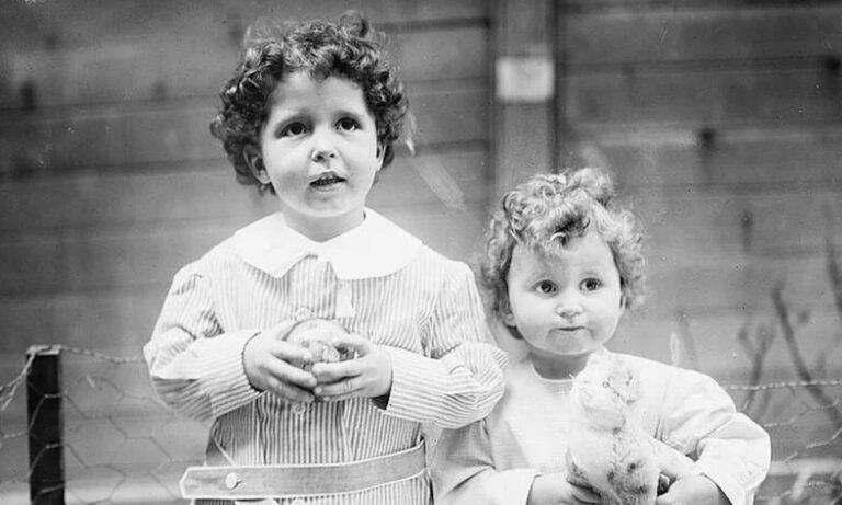 Τα ορφανά του Τιτανικού. Τα απήγαγε ο πατέρας τους από τη μητέρα τους και τα έβαλε στον Τιτανικό με ψεύτικο όνομα.