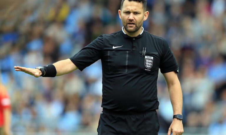 Ο διαιτητής που έκανε πέτρα, μολύβι, ψαλίδι, χαρτί και αποκλείστηκε