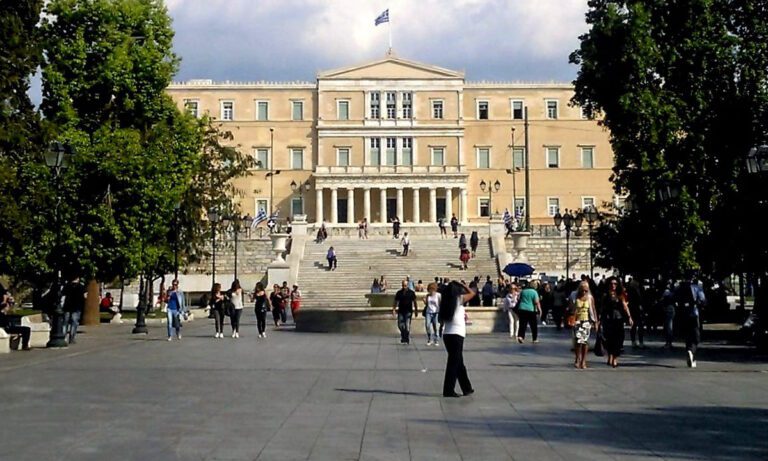 Τι ήταν η πλατεία Συντάγματος πριν αποκτήσει η Ελλάδα Σύνταγμα;