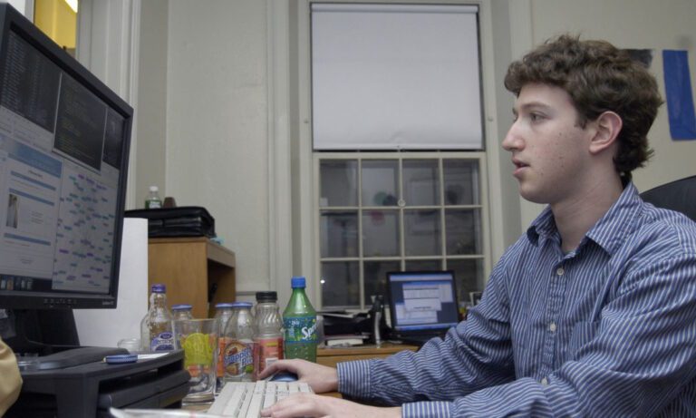 Πριν το Facebook χάκαρε τις φωτογραφίες συμφοιτητών του και τις ανέβασε για να τις βαθμολογεί ο κόσμος