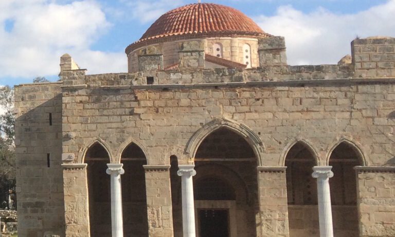 Πρόδωσε τη Μονή της Αττικής στους Τούρκους. Μπήκαν απο το πηγάδι και έκαψαν και αυτόν και τη μονή