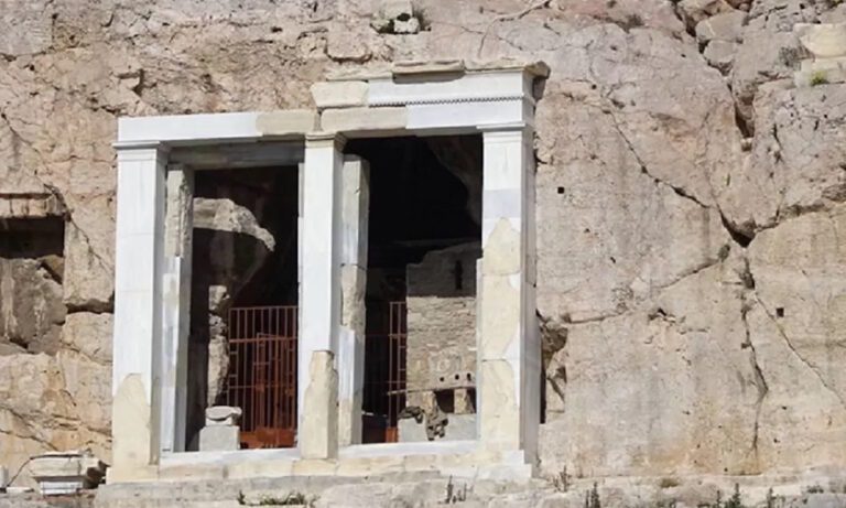 Η σπηλιά της Ακρόπολης που έγινε εκκλησία. Εκεί προσεύχονταν για άρρωστα παιδιά