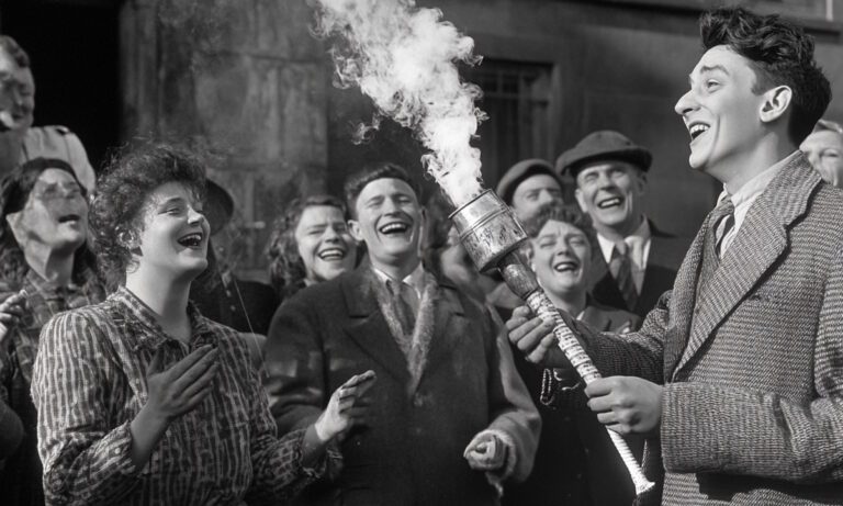 Ο φοιτητής τρολ παρέδωσε στον δήμαρχο fake Ολυμπιακή φλόγα, ένα δαυλό με αναμμένα σώβρακα μέσα σε κονσέρβα