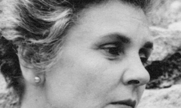 Η γυναίκα που έζησε 30 χρόνια πίσω από έναν καθρέφτη για να ξεφύγει από την KGB