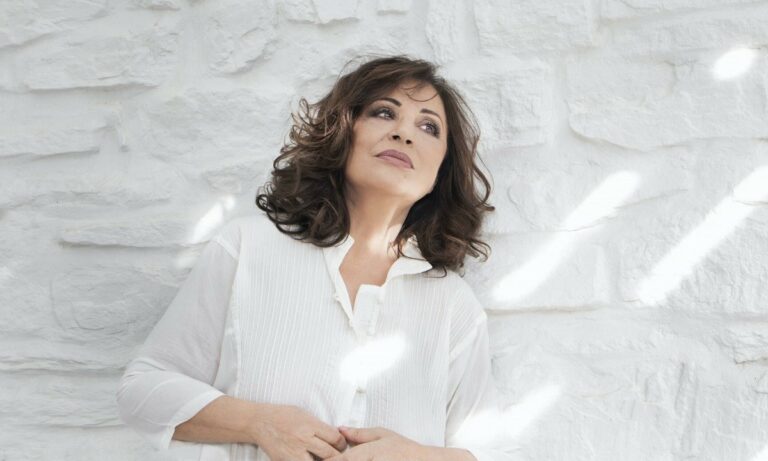 Τι βλέπει στο όνειρό της η Χάρις Αλεξίου