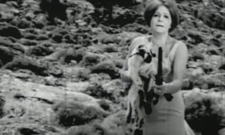 Η Ρένα Βλαχοπούλου αγκαλιά με ένα αρνί και ένα όπλο φωνάζει Αμάρτησα για το αρνί μου