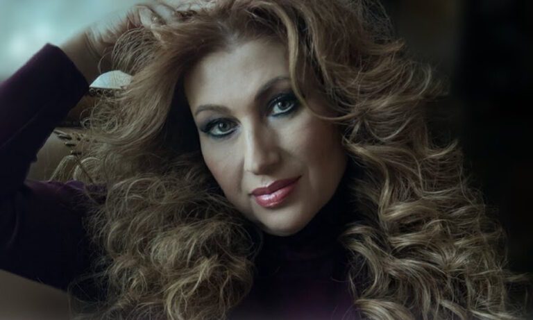 Η Ελλάδα την ξέρει για τη φωνή της. Η Αμερική την γνώρισε για το τραγούδι που έγραψε, μπήκε στο Billboard και πήρε και βραβείο.