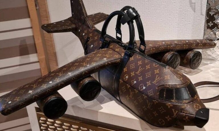 Louis Vuitton : Πόσο κάνει η τσάντα αεροπλάνο που έβγαλε
