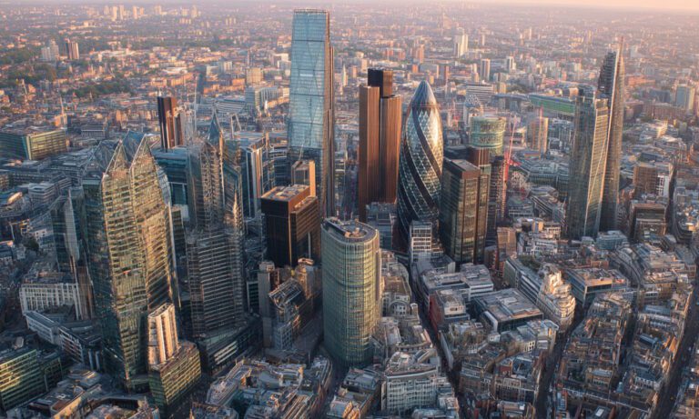 Ήξερες ότι το City of London έχει λιγότερους κατοίκους από τη Ραφήνα, το Μεσολόγγι, τη Ναύπακτο και την Παιανία;