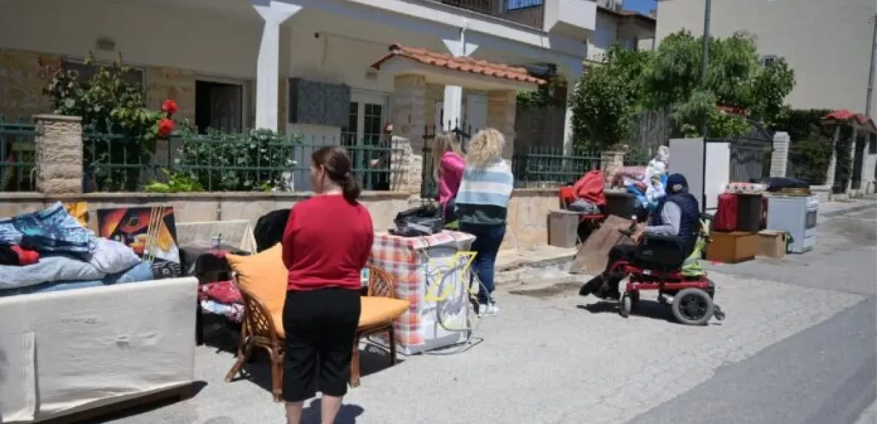 Αισχρό κράτος: Πέταξαν έξω από το σπίτι του τον 83χρονο στη Χαλκιδική μαζί με τα υπάρχοντά του – Συνέλαβαν και την οικογένεια του!