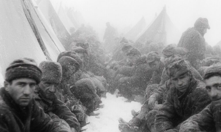 Στην καρδιά του Ελληνικού Εμφυλίου, μια χιονοθύελλα ανάγκασε αντάρτες και στρατιώτες να αγκαλιαστούν για να σωθούν