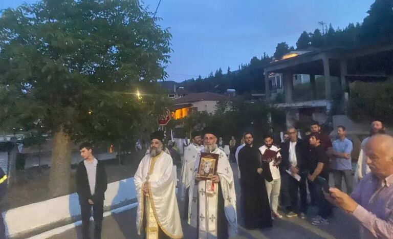 Τελευταίο καταφύγιο των Ελλήνων, πάντα ο Θεός: Λιτανεία στο Προκόπι Ευβοίας για να σταματήσουν οι σεισμοί