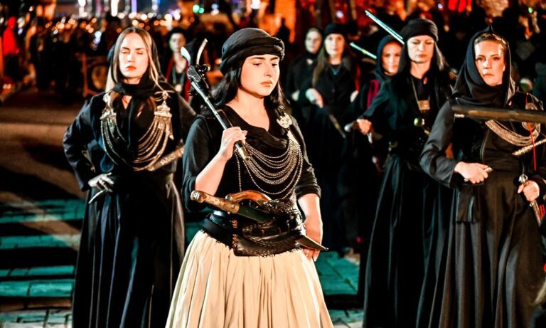 Πολιορκημένοι Έλληνες αντιμέτωποι με σίγουρο θάνατο, προσπάθησαν νύχτα να διαφύγουν από τους Οθωμανούς όμως η ηρωική έξοδος μετατράπηκε σε σφαγή