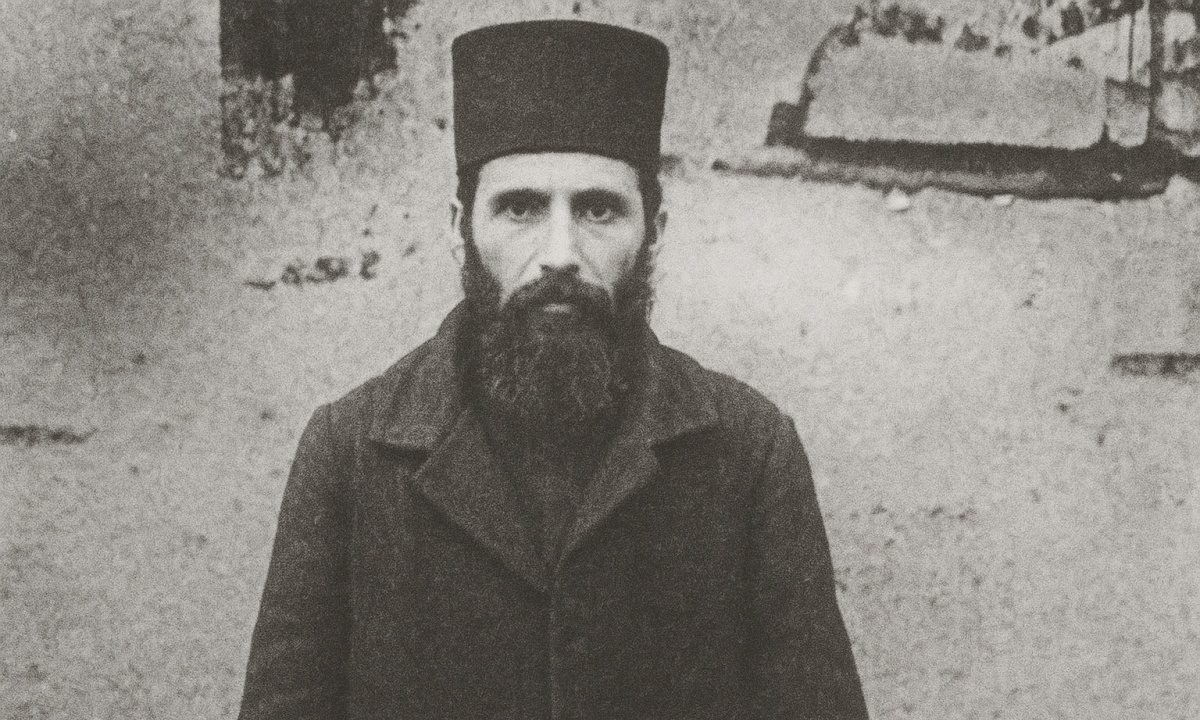 Εγώ είμαι Ρωμιός, δεν σ’ έχω ξαναδεί στη ζωή μου, είπε και ανέβηκε μόνος του τα σκαλιά για τον αποκεφαλισμό του