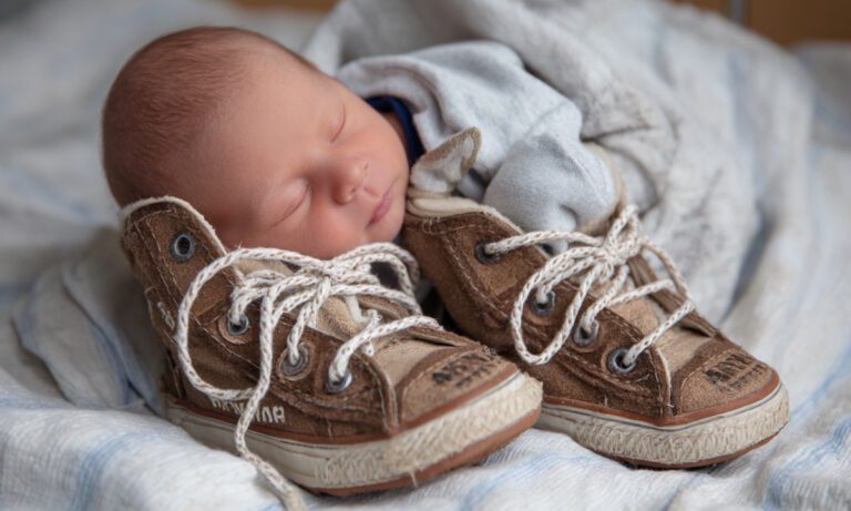 Γιατί δεν γεννιόμαστε με παπούτσια αφού τα χρειαζόμαστε για να περπατάμε;