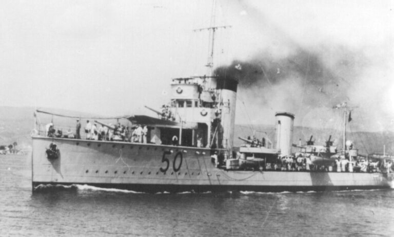 Το πλοίο που κυνήγησε δικτάτορα, εξερράγη στον Πειραιά και βυθίστηκε από τους Γερμανούς